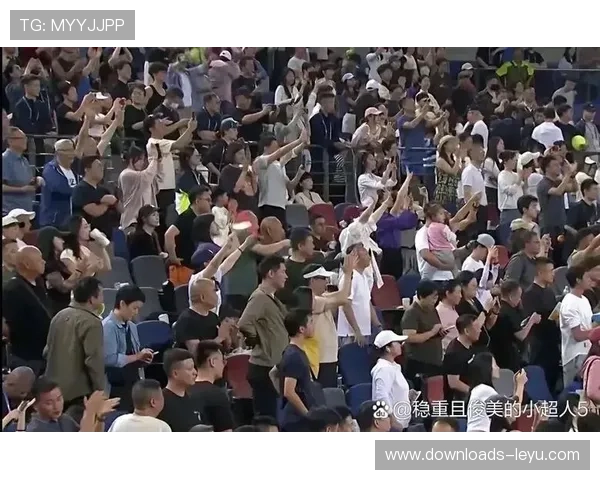 小观众睡倒观众席，父亲怀抱观战至凌晨成暖心画面